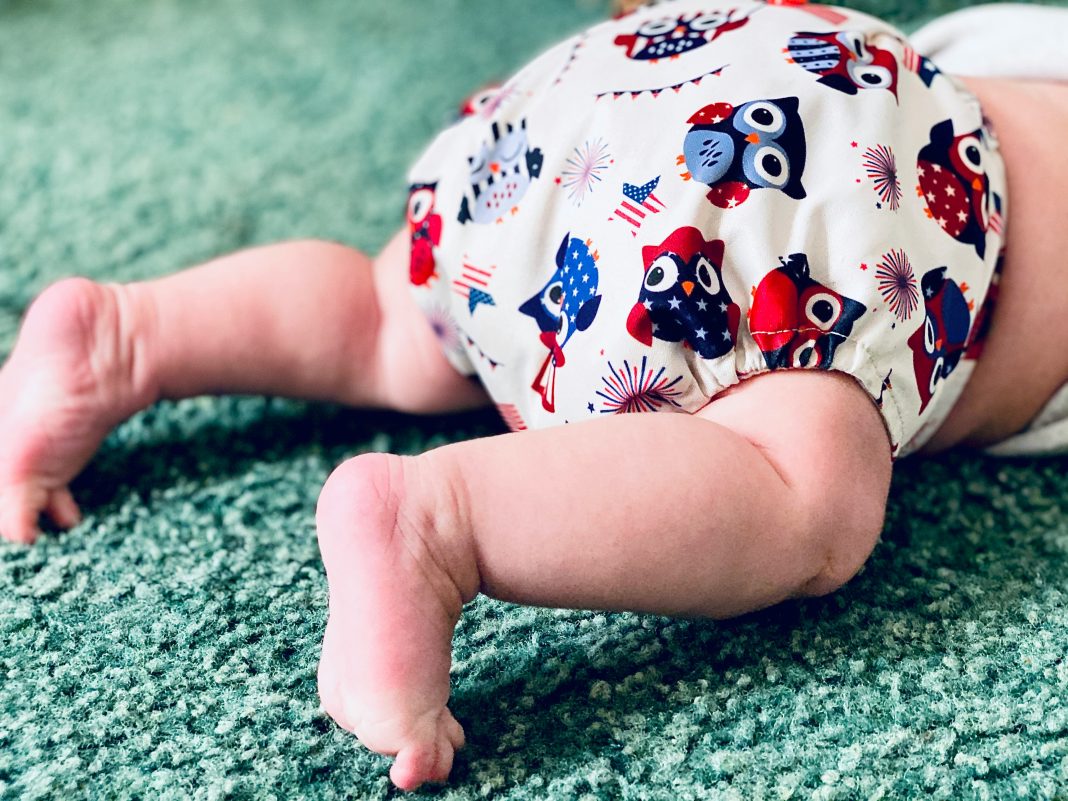 baby legs in a patriotic owl cloth diaper