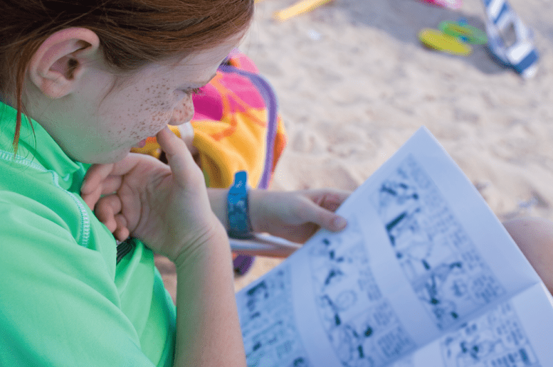 2 girl reading