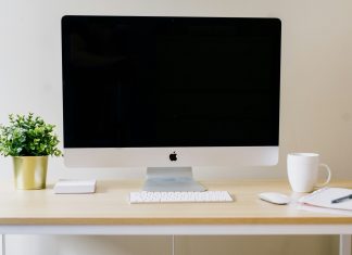Amy hirschi unsplash - blank computer screen with keyboard, white mug and plant