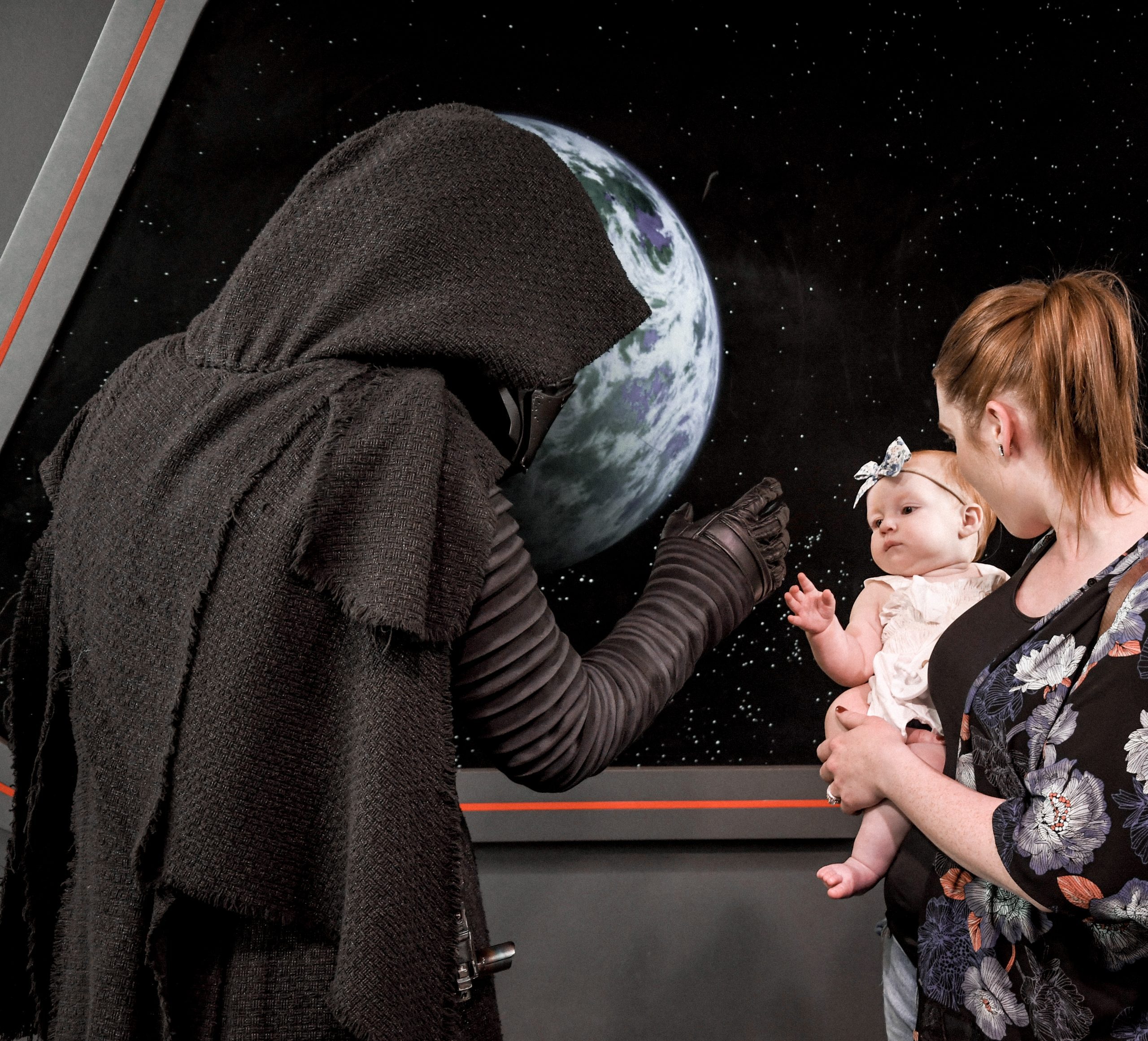 mom and little girl meeting kylo ren