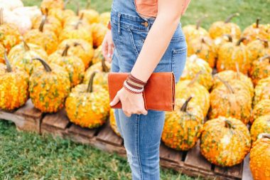 woman holding clutch