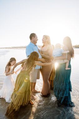 family photos of 8 at the beach