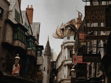 Dragon on top of building in Dragon Alley in Universal Studios Orlando