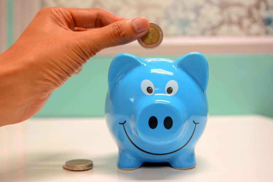 pexels-maitree-rimthong-444156-1602726 hand putting money in a piggy bank or orlando childcare
